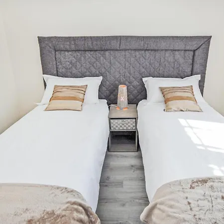 2 Bedroom Awesome In *