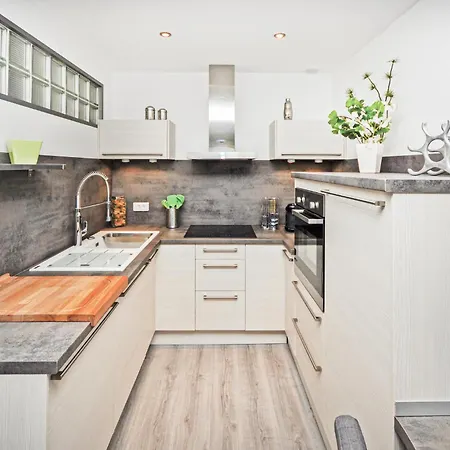 Lovely In With Kitchen Apartment *